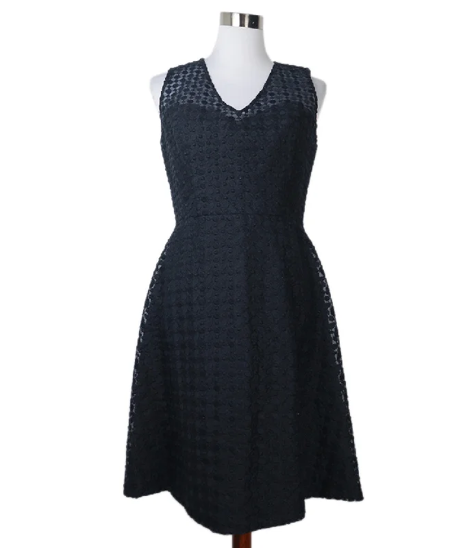 Bold Prints Casual Chic Carolina Herrera Navy Embroidered Dress sz 8