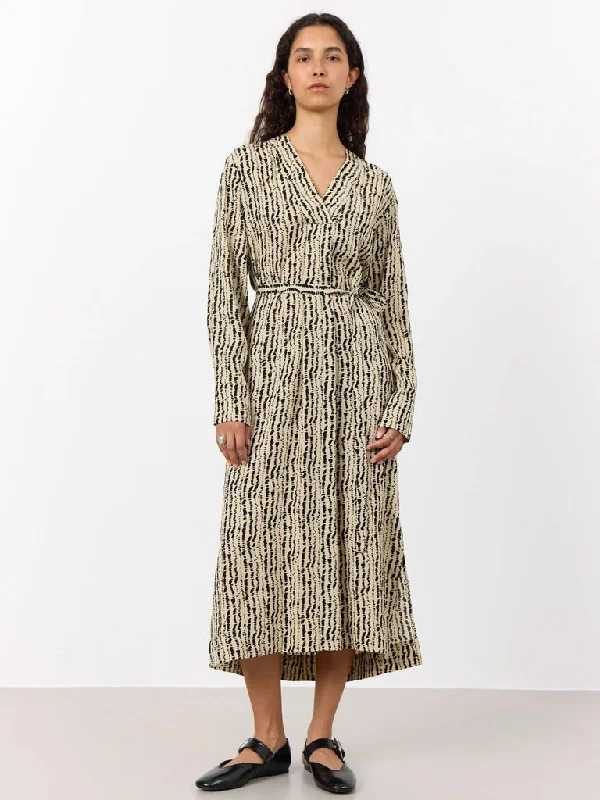 Outfits For Women Levete Room Ingrid Midi Dress in Sand