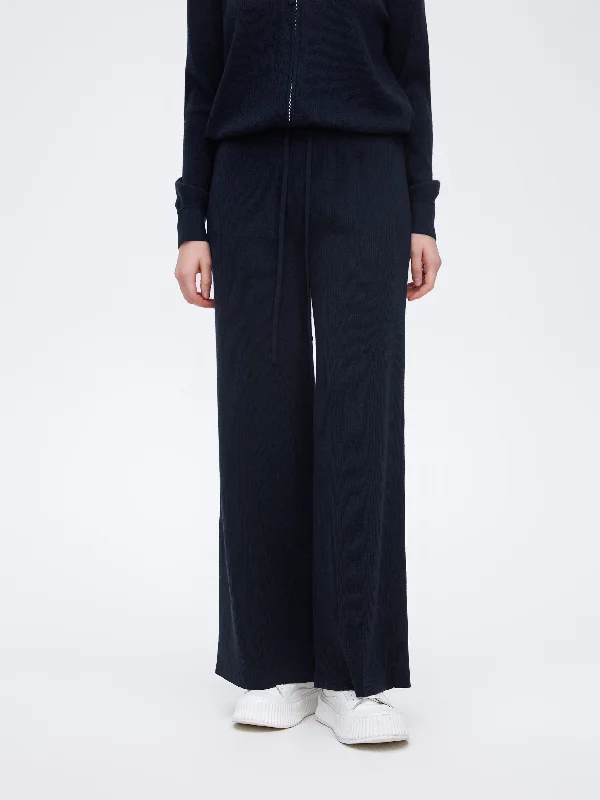 Travel Essentials Versatile knit trousers